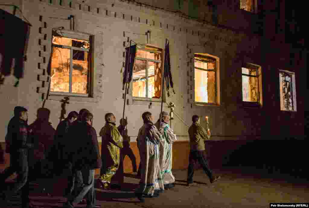 Крестный ход в праздник Пасхи вокруг разрушенного храма в Петровском районе Донецка